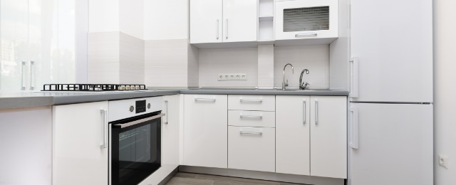 Modern white kitchen; 現代化廚房