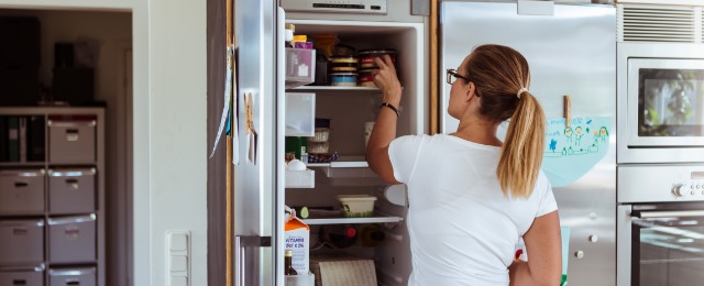 woman looking into refrigerator, 冰箱
