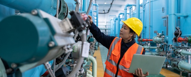 engineer works in a chemical plant; 危險場所工作者