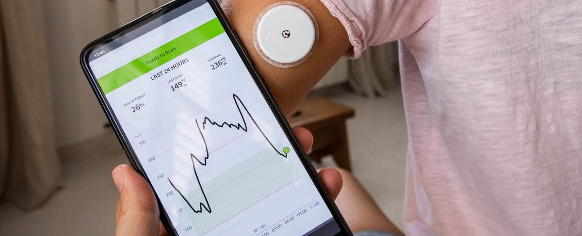Monitoring the levels of glucose in blood using smart phone technology and electrode.