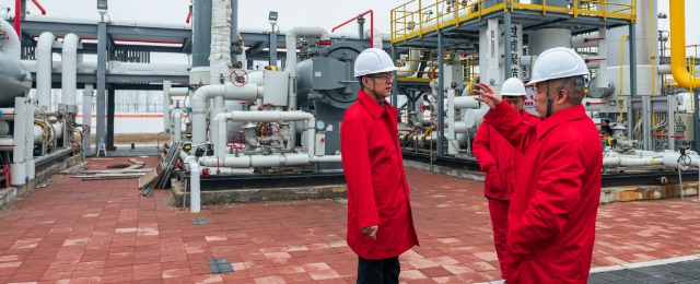 staff in the oil refinery plant; 煉油廠員工